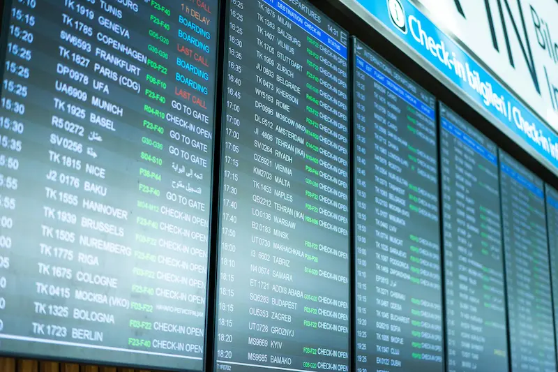 How to choose the best credit card for Seattle airport lounge access in 2026 based on airline preference and visit frequency