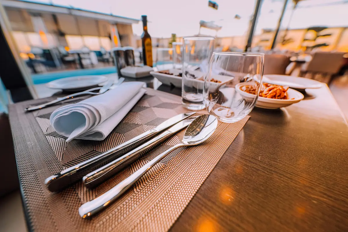 American Express Gold Card 2026 dining rewards — 4x points at restaurants worldwide