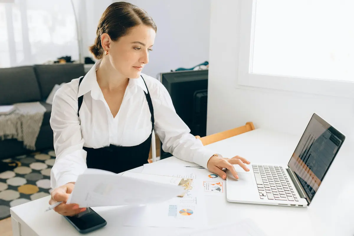 Does American Express Gold Card report to credit bureaus 2026