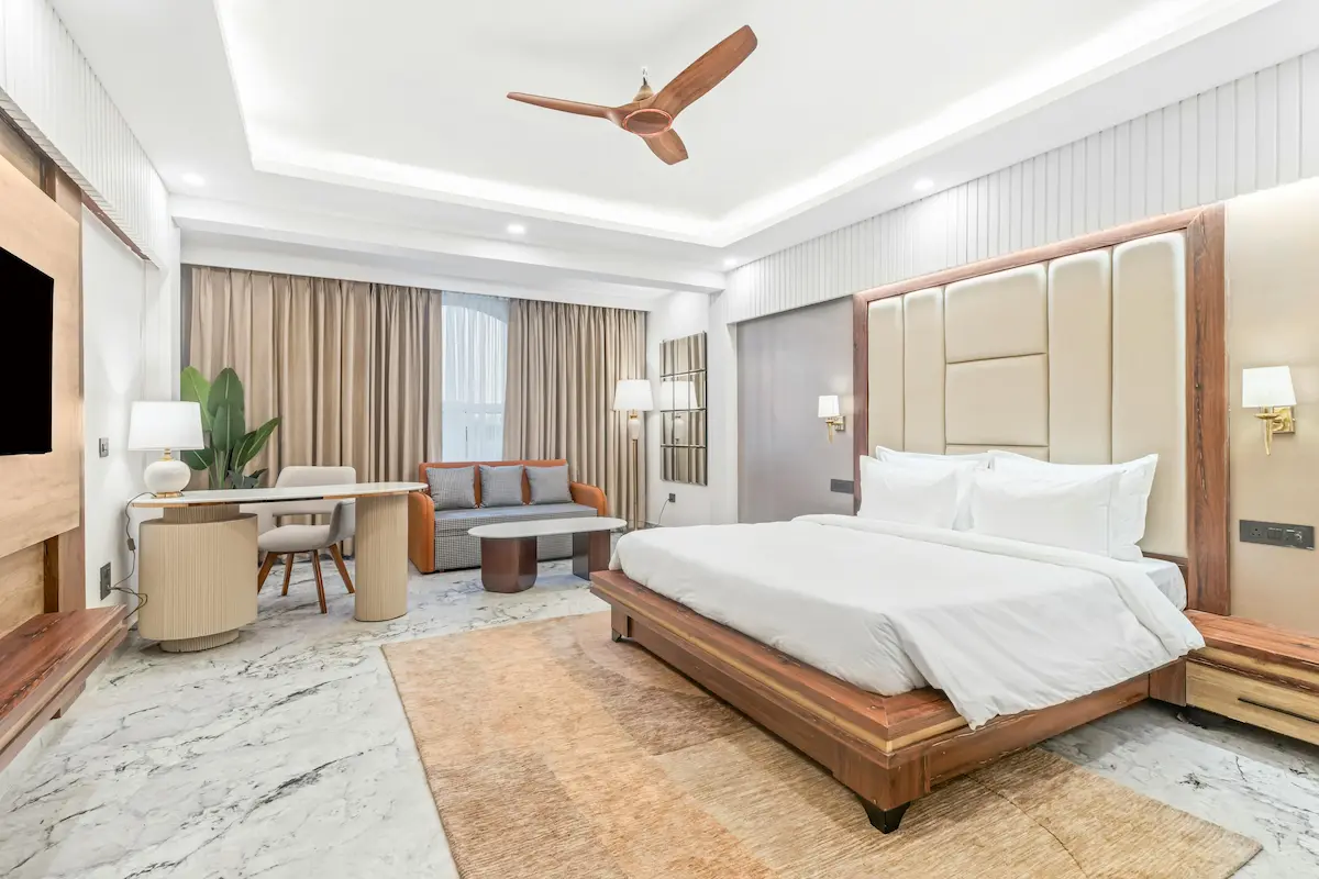 Chase Sapphire Reserve World of Hyatt Explorist status 2026 hotel suite upgrade