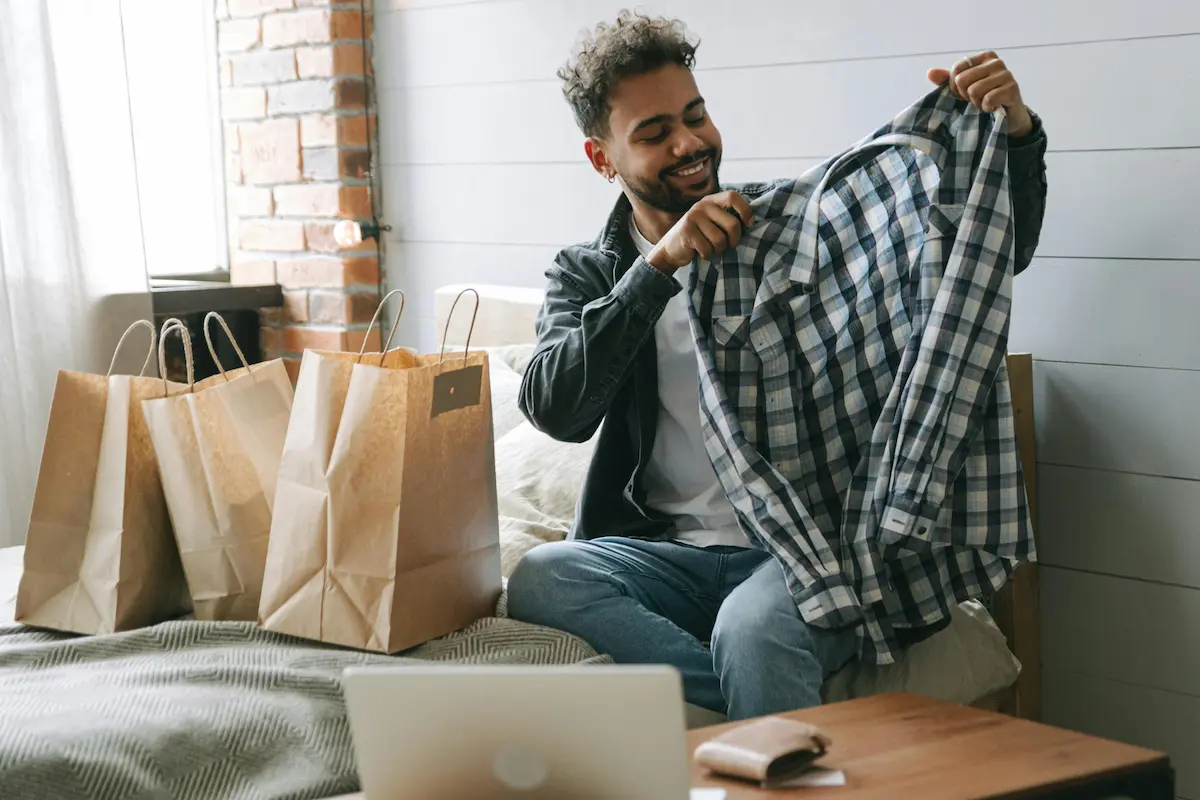 Person shopping online — Prime Visa instant Amazon Gift Card welcome offer with no spending required in 2026
