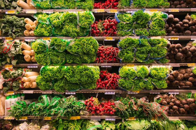 Grocery store aisle — Prime Visa earns cash back on Whole Foods Market and everyday spending categories in 2026