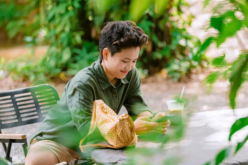 Person checking a rewards app on their smartphone, illustrating how the Fetch American Express Card integrates with the Fetch app ecosystem to stack points in 2026