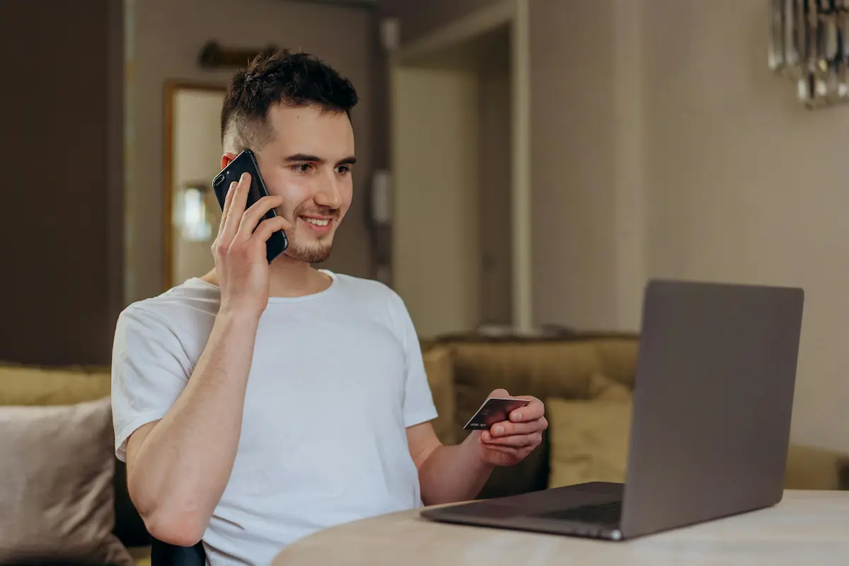 Person using online chat to request an American Express retention offer before paying their annual fee in 2026