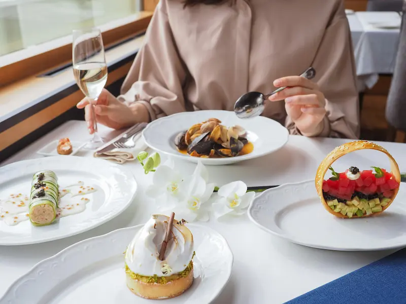 Guest using the Caesars Rewards Prestige Visa annual dining credit at a Caesars restaurant in 2026