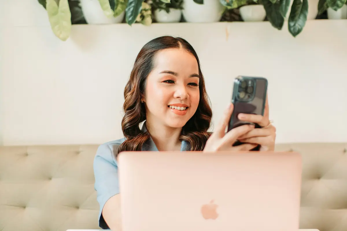 Person using Chase Ultimate Rewards points to redeem discounted gift cards online in 2026