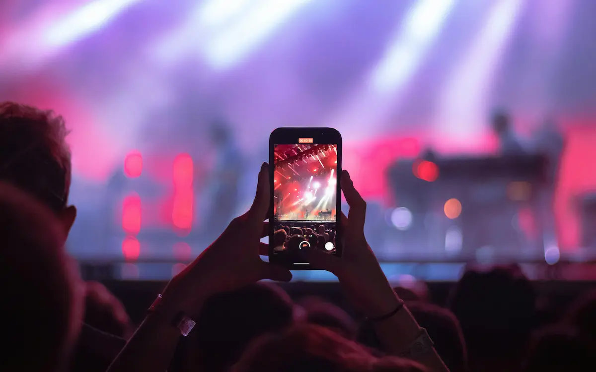 Person using Chase Sapphire Reserve StubHub credit stacked with Paze points and Kudos Boost to maximize value on concert tickets in 2026