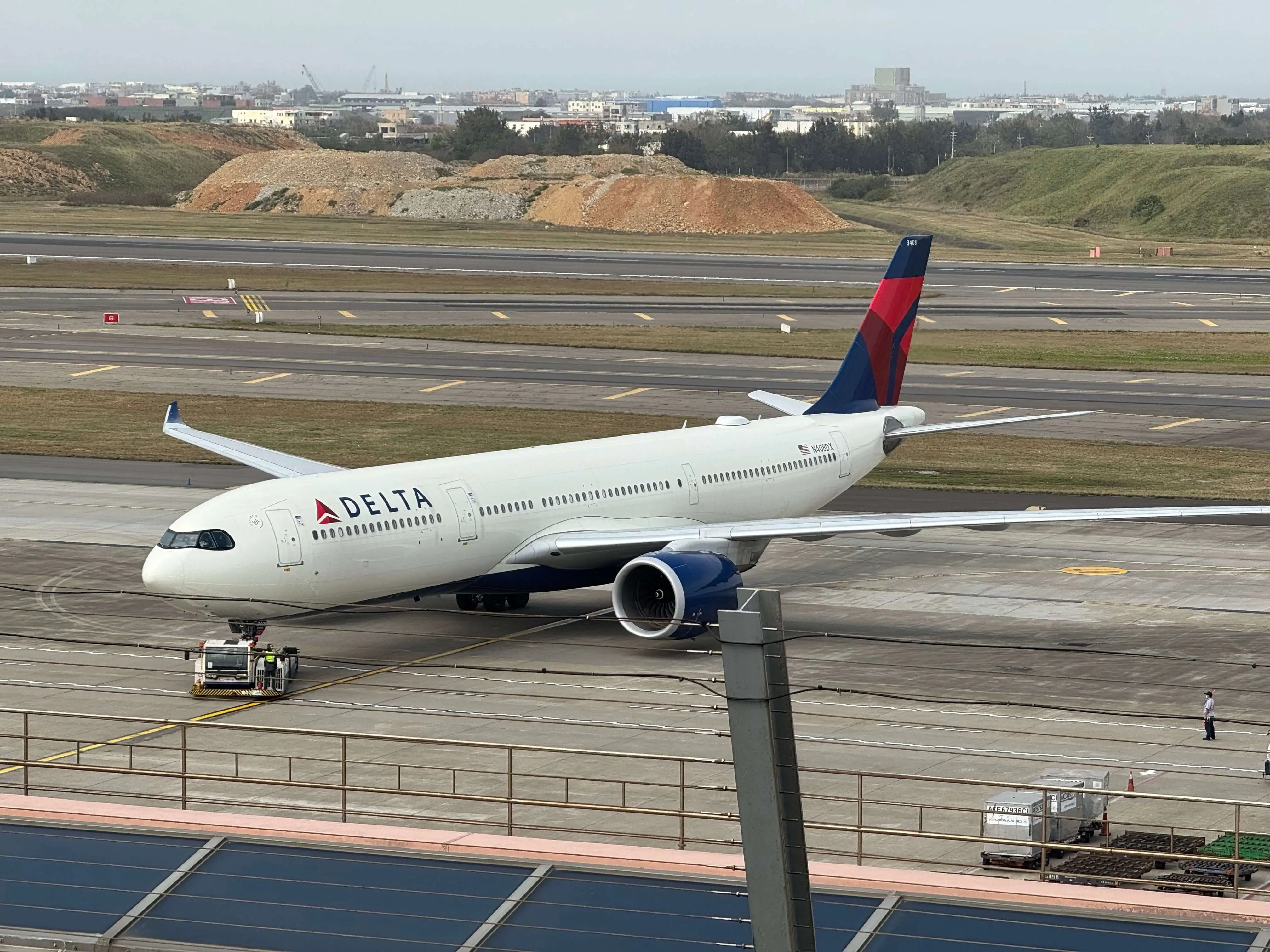 Delta Air Lines airplane on tarmac representing Delta SkyMiles credit card travel benefits