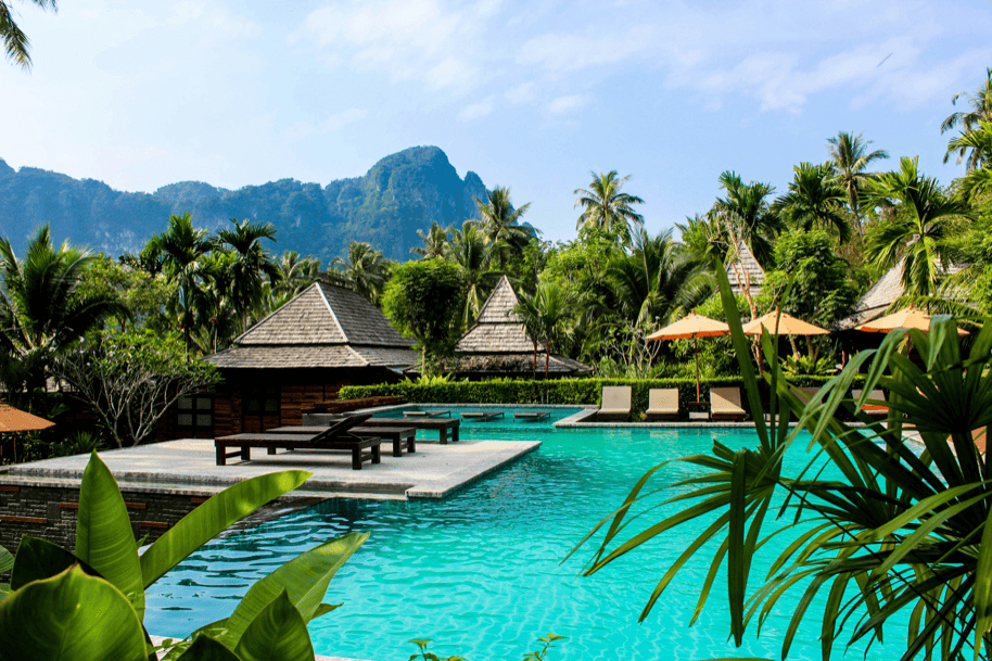 Resort pool and palm trees at a hotel property, representing Marriott Bonvoy Gold Elite status benefits