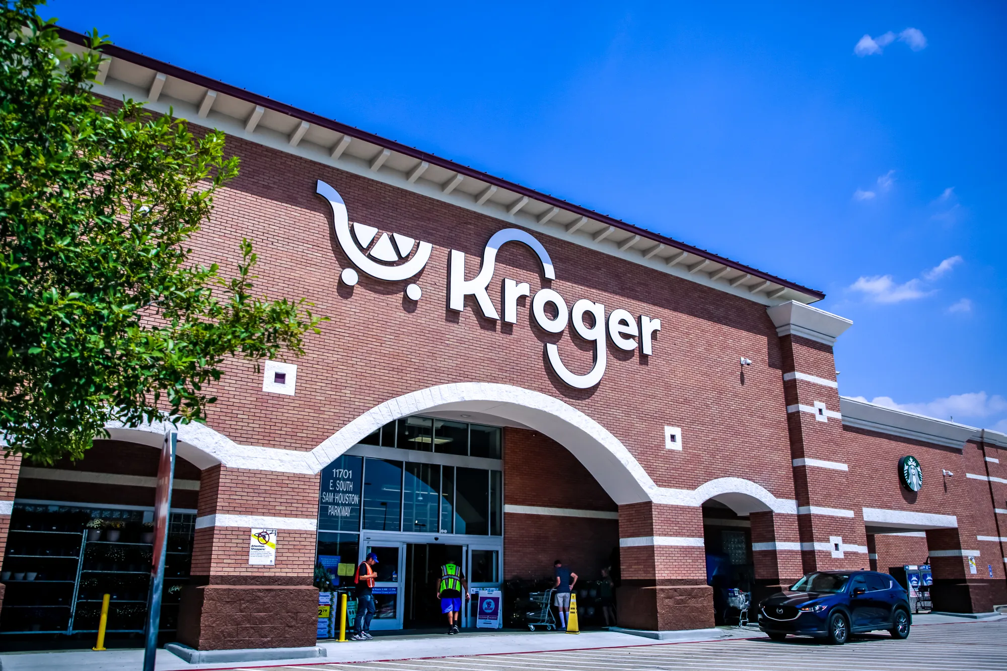 The outside of a Kroger grocery store