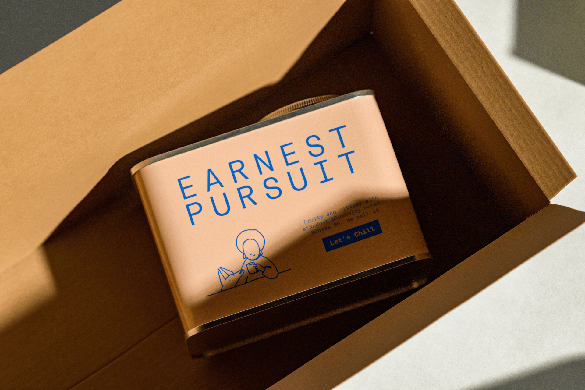 A two-frame loop flips a peach Earnest Pursuit tin inside an open kraft box. First the front: the blue wordmark, a line drawing of a woman holding a mug beside her dog, and the "Let's Chill" tag. Then the back: "Dried Blueberry, Key Lime Pie, Chocolate, Fig", a natural process with rotation "six times per day over 21-28 days", "2,225 meters" and "Teraga, Oromia, Ethiopia." Low, warm light soaks the kraft and pushes the tin toward caramel, the packaging equivalent of golden hour, under art direction from AOFP Studio.