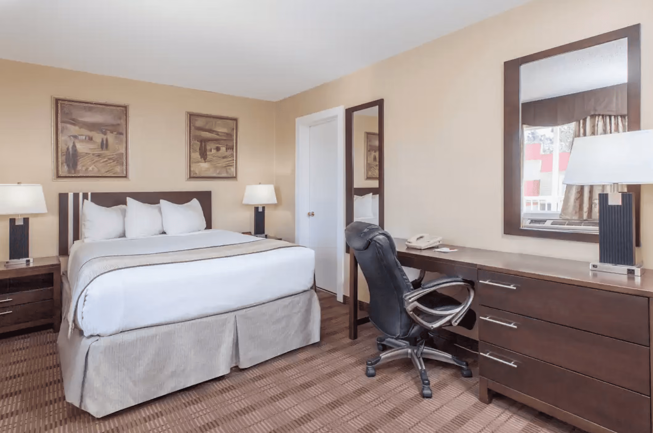 Econo Lodge Inn & Suites