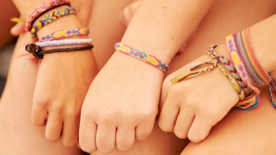 Drop-in String Friendship Bracelets I Aug. 16