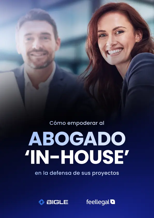 Dos abogados sonrientes y de brazos cruzados. Portada del ebook de Bigle Legal para elabogado in-house