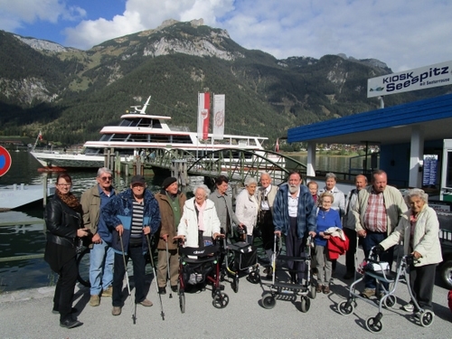 Senioren und Seniorinnen beim Ausflug am Achensee