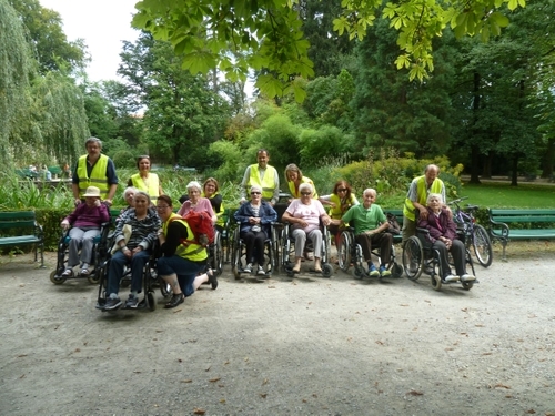 Gruppe von Rollstuhlfahrern und Rollstuhlfahrerinnen