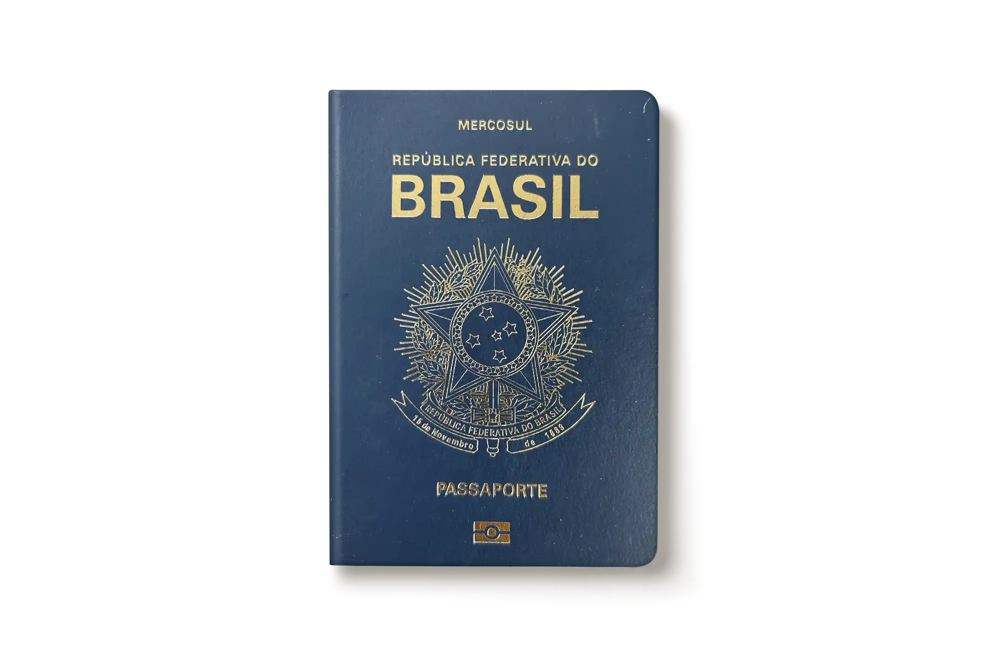 Passaporte brasileiro azul com brasão da república dourado centralizado sobre fundo branco, ideal para ilustrar serviços de solicitação de vistos.