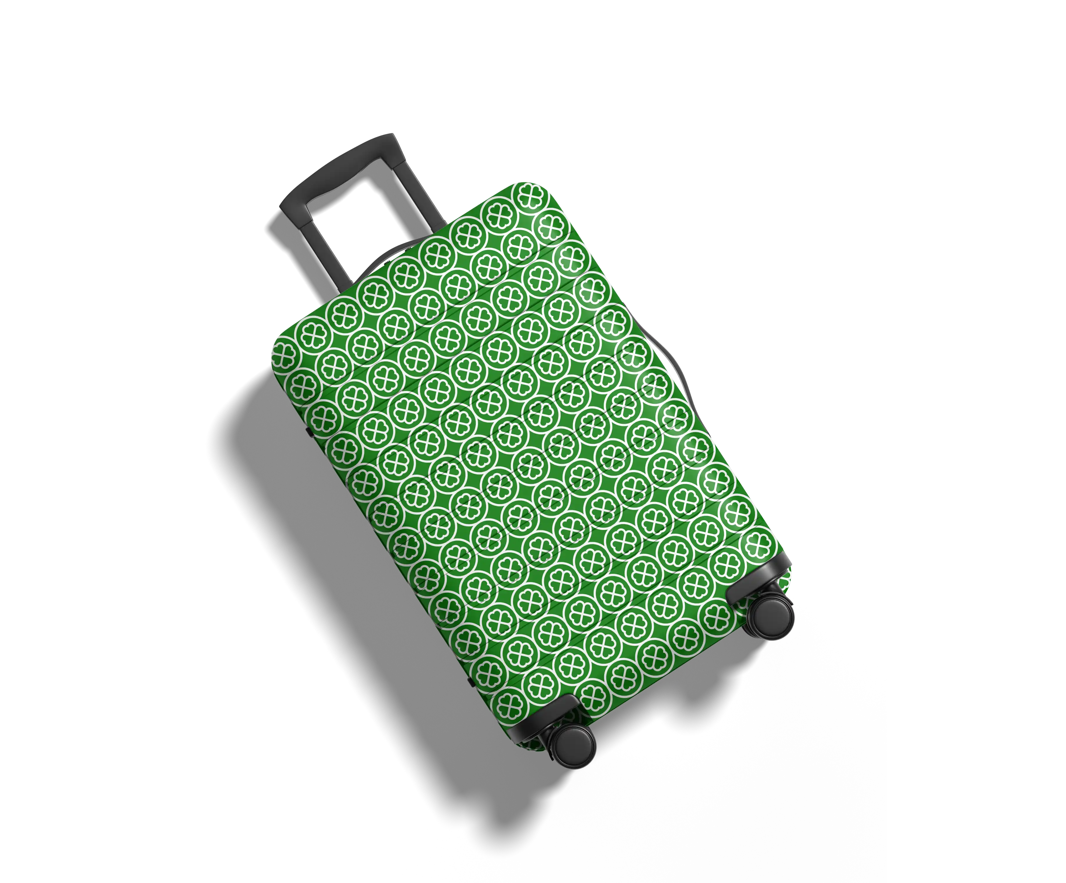 Mala de viagem preta vista de cima, com uma capa protetora verde estampada com um padrão repetitivo de trevos de quatro folhas brancos dentro de círculos.