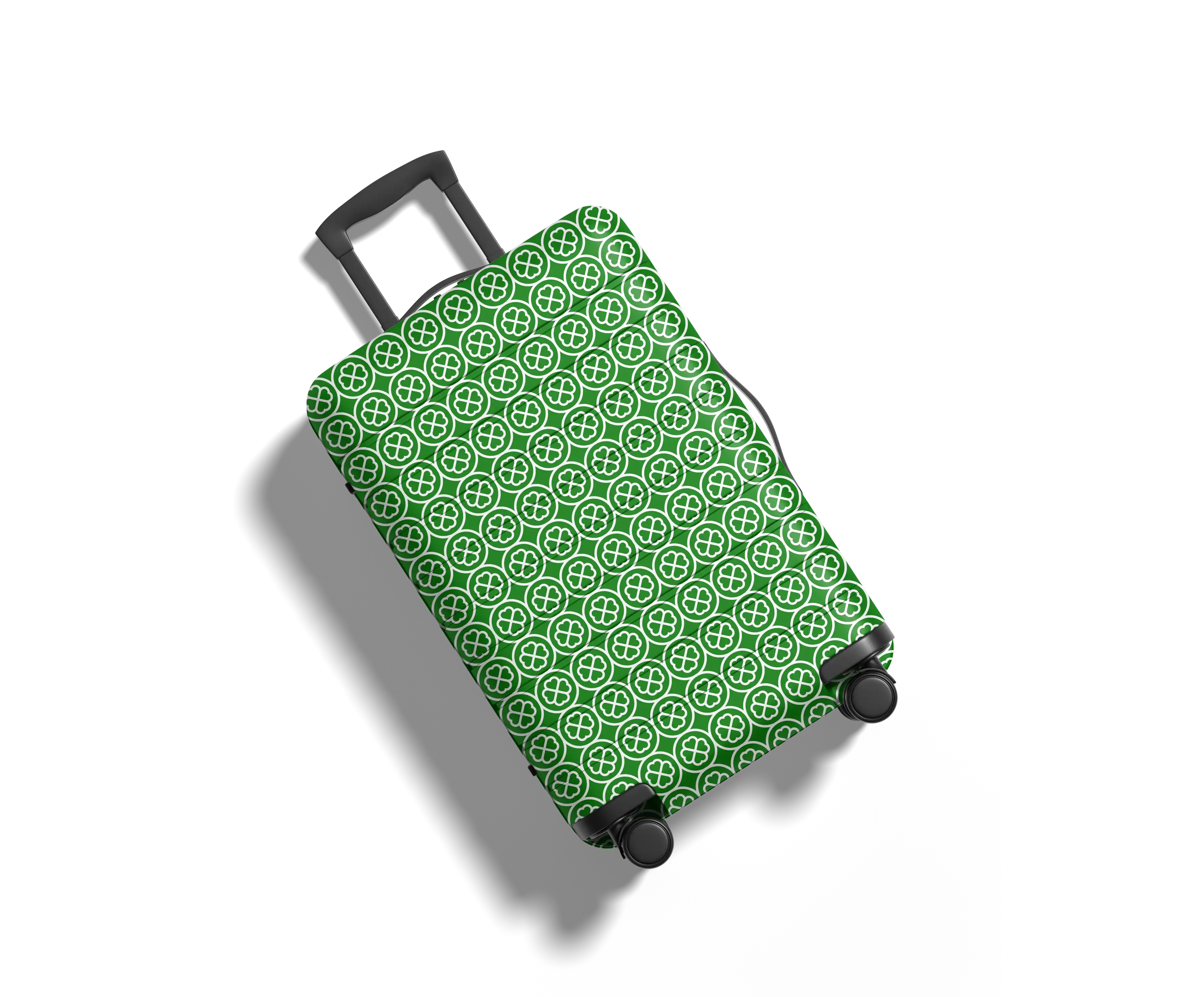 Mala de viagem preta vista de cima, com uma capa protetora verde estampada com um padrão repetitivo de trevos de quatro folhas brancos dentro de círculos.