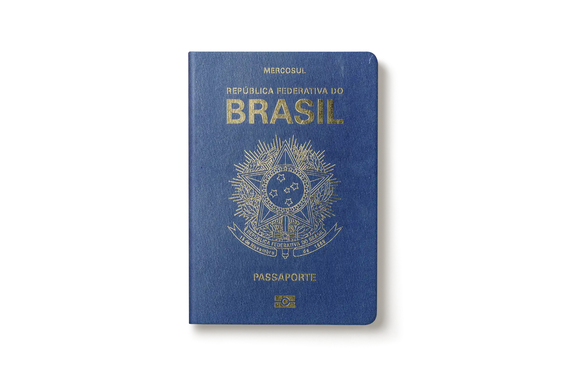 Passaporte brasileiro azul com brasão da república dourado centralizado sobre fundo branco, ideal para ilustrar serviços de solicitação de vistos.