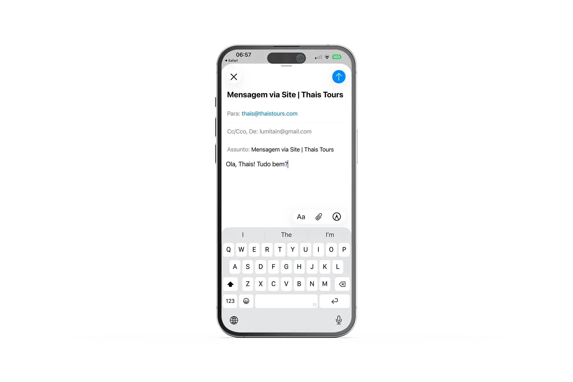 E-mail para Thaís Ghussn, fundadora da agência de viagens Thaís Tours, exibido em um iPhone com destinatário e assunto preenchidos para envio de mensagem