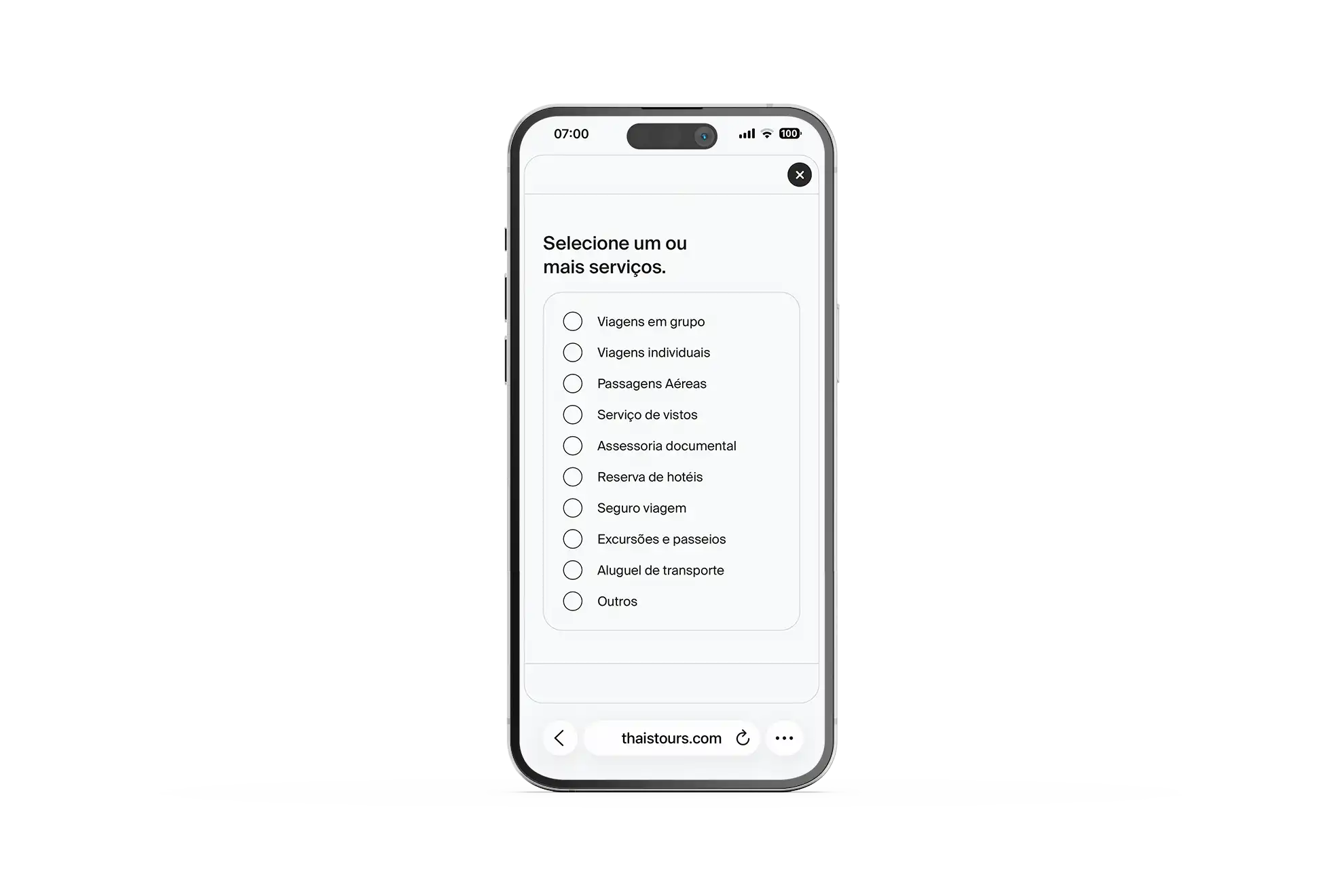 Formulário para solicitar orçamento de serviços turísticos da agência de viagens Thaís Tours exibido em um iPhone, com viagens em grupo, viagens individuais, passagens aéreas, serviço de vistos, assessoria documental, reserva de hotéis, seguro viagem, excursões e passeios e aluguel de transporte