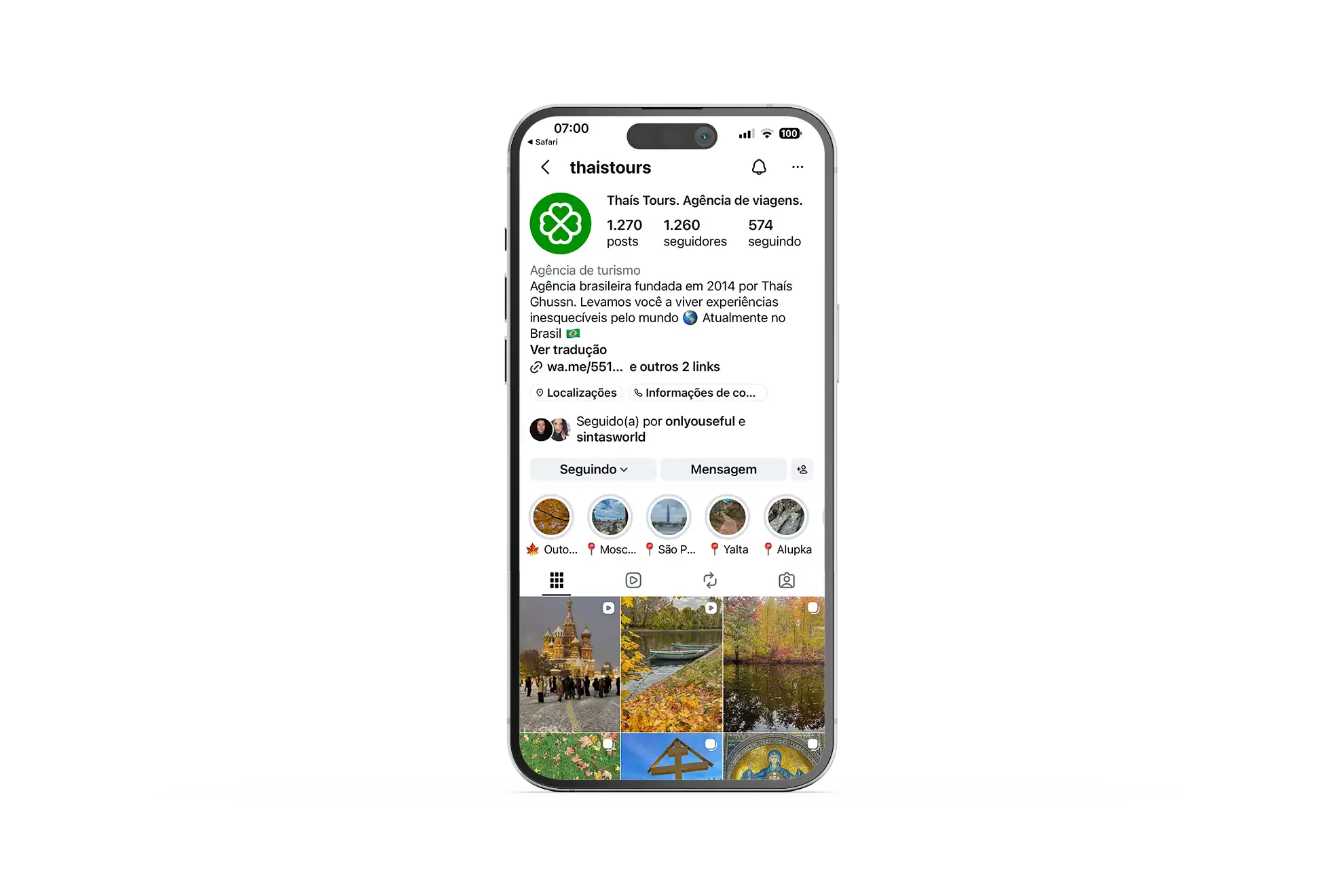 Perfil /thaistours no Instagram da agência de viagens Thaís Tours exibido em um iPhone, com publicações e registros de viagens, informações sobre novos roteiros e opção de envio de mensagem direta