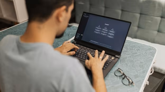 Develop an online learning system with AI