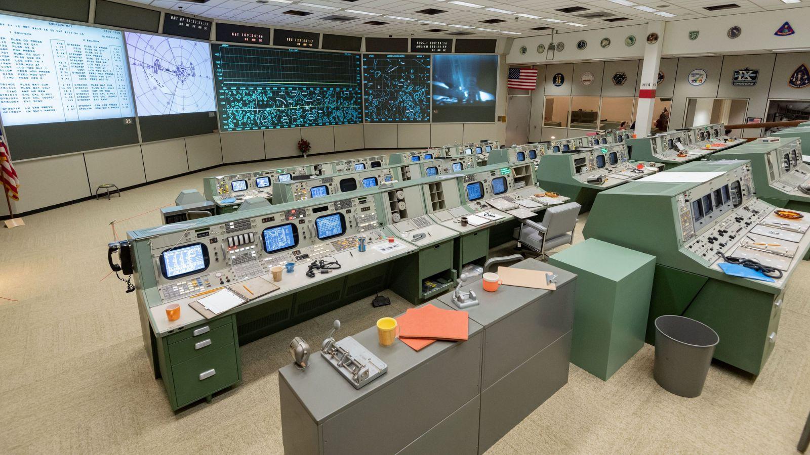 A room with many computers and monitorsAI-generated content may be incorrect.
