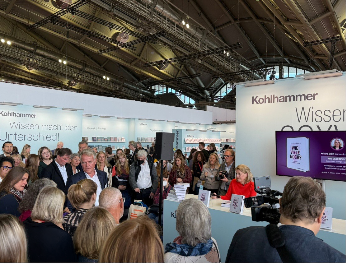 Kristina Felicitas Wolff bei einer Lesung am Kohlhammer-Stand