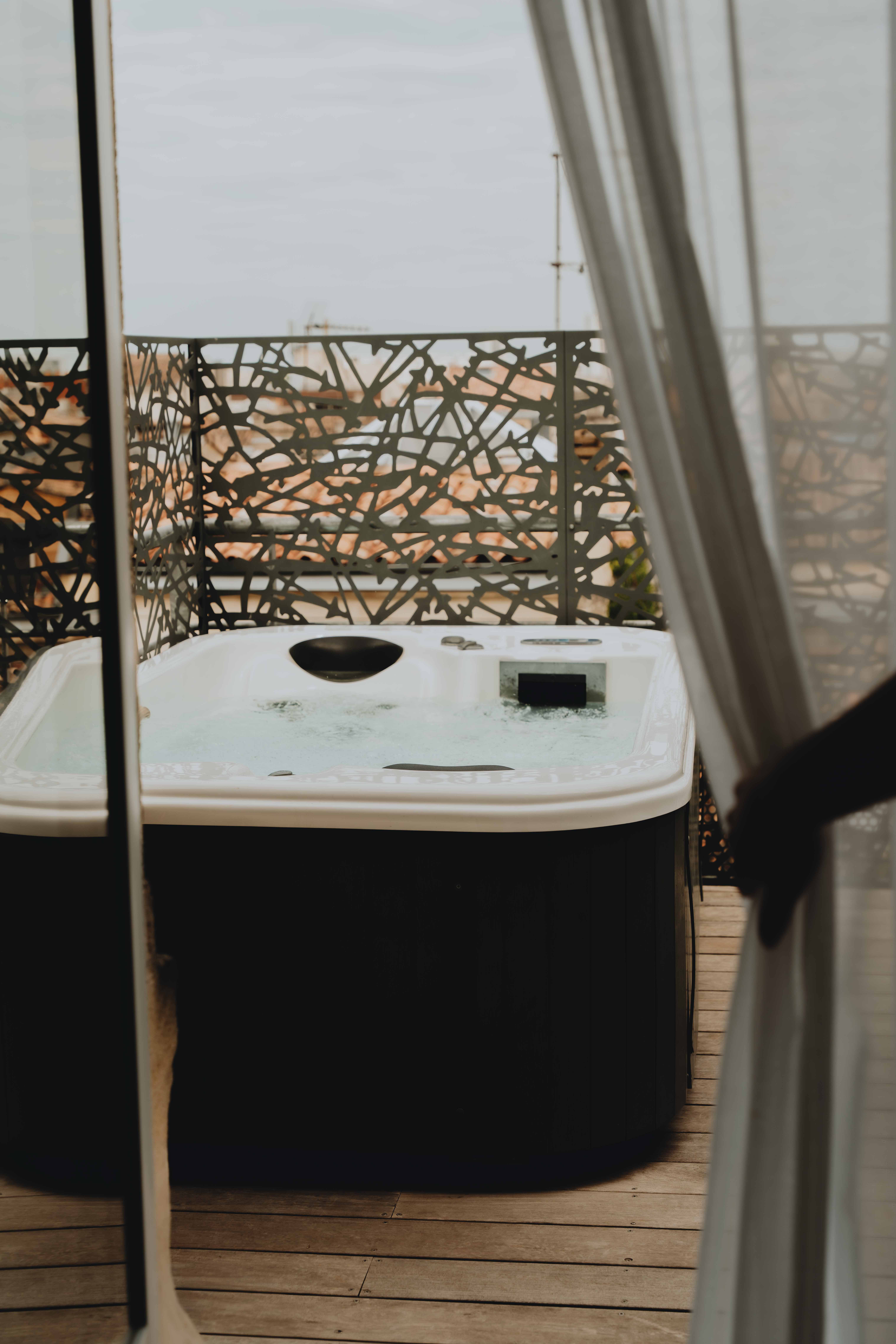 Suite de luxe avec terrasse privée offrant une vue panoramique sur Bordeaux.