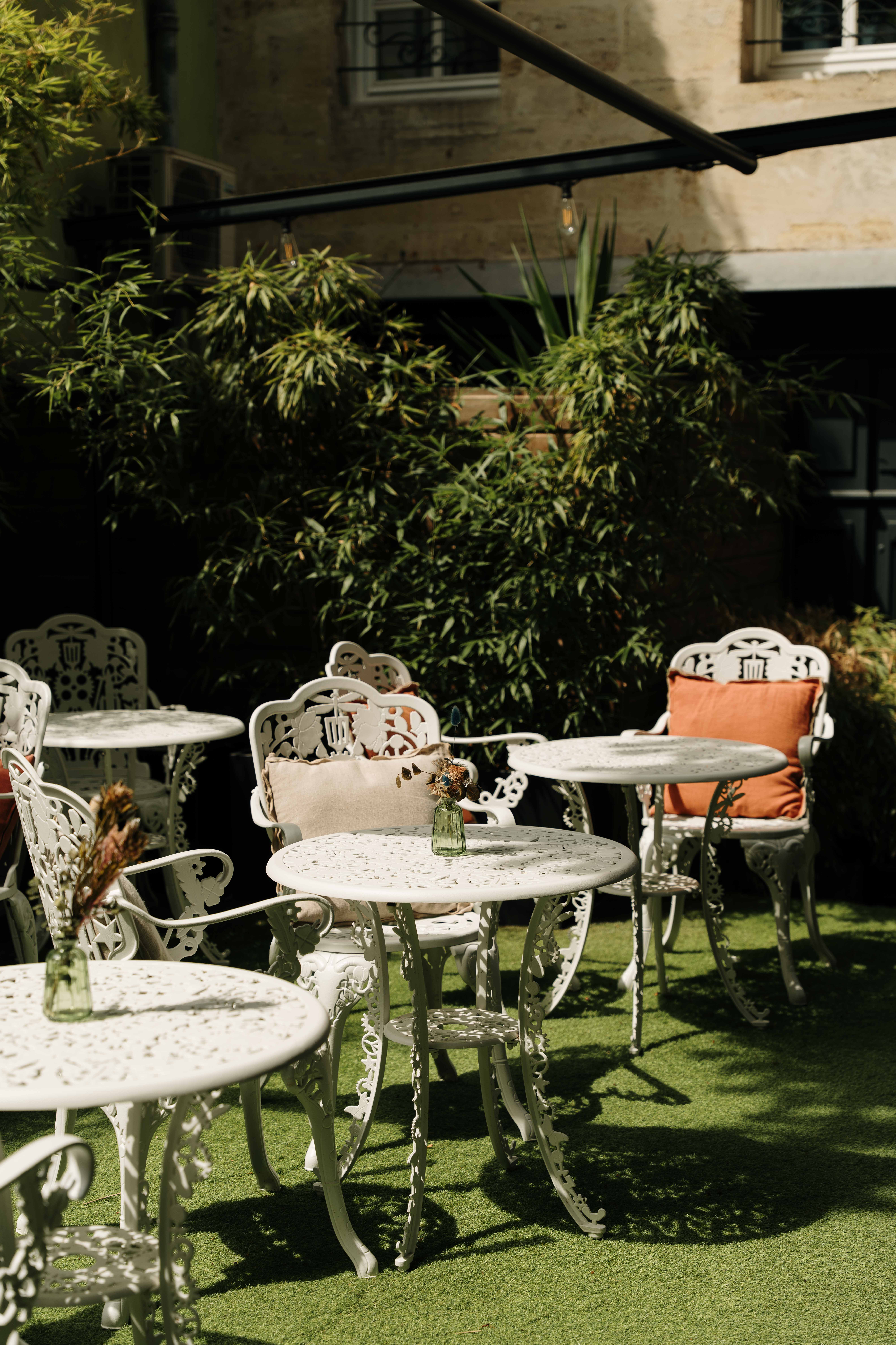 La terraza a la sombra del Boutique Hotel Bordeaux, un lugar para relajarse en el centro de la ciudad.