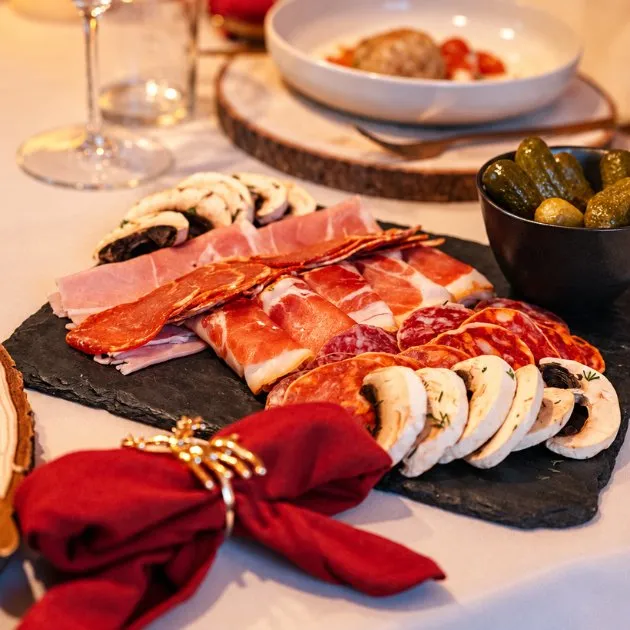 Wurst- und Aufschnittplatte im „Chalet d’Altitude“ des Boutique Hôtel & Spa Bordeaux