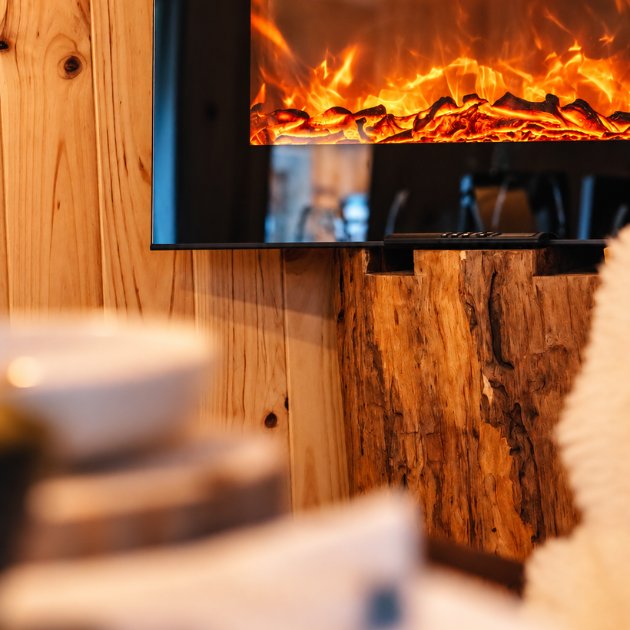 Kamin und Holzvertäfelung im „Chalet d'Altitude“