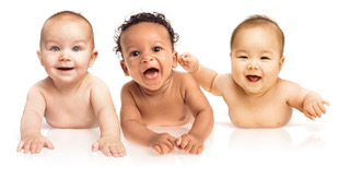 Alle neugeborenen Babys nutzen ab der Geburt fünf spezifische Laute, um ihre Grundbedürfnisse zu signalisieren: Hunger, Müdigkeit, Bauchweh, Aufstoßen müssen und Unwohlsein.