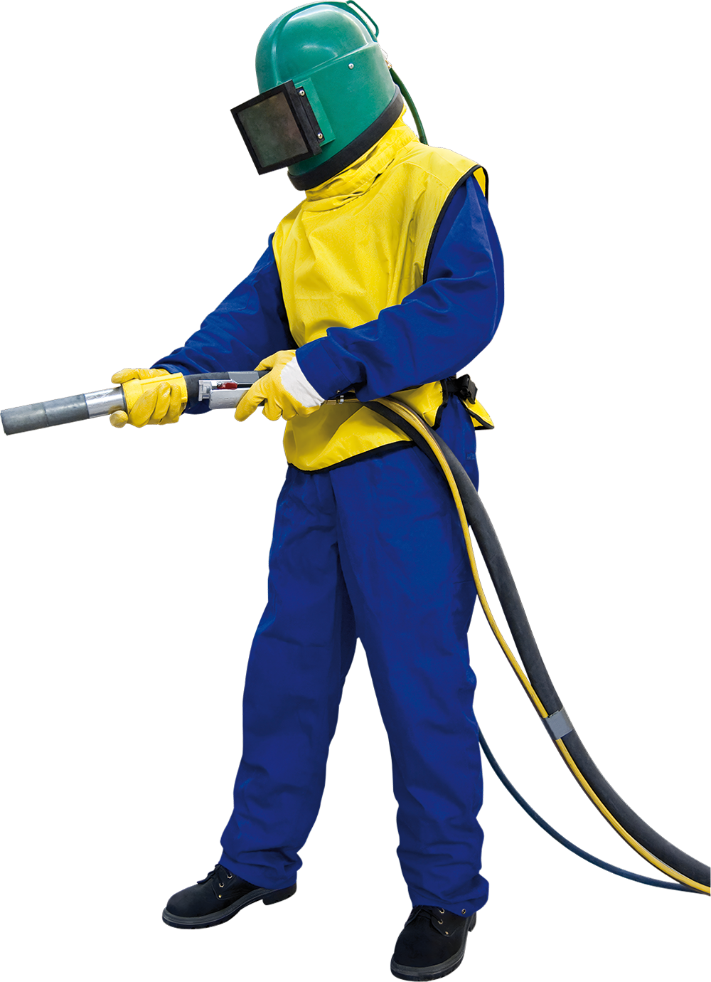 Ein Sandstrahler in Schutzkleidung mit einer Sandstrahldüse in der Hand