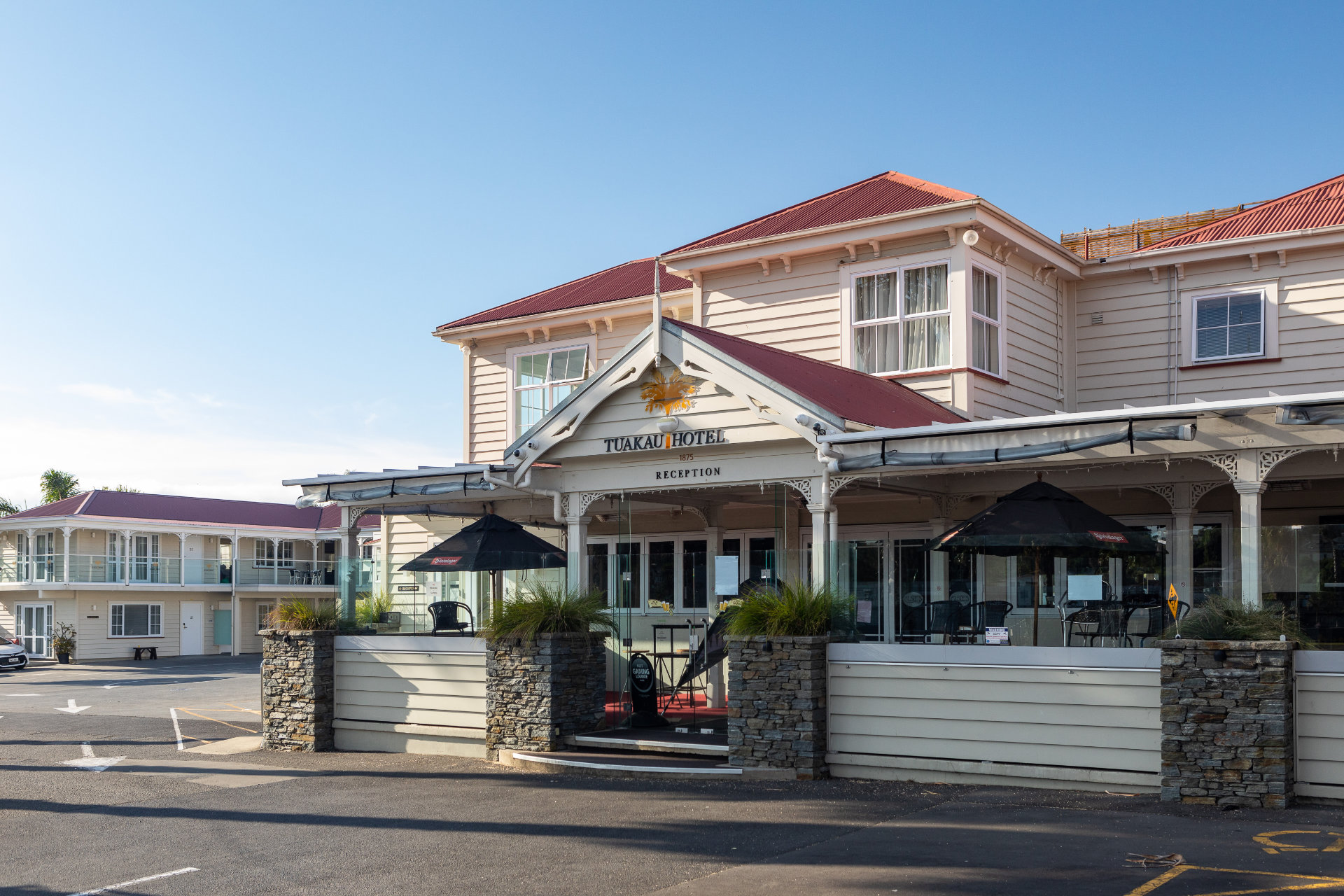 Tuakau Hotel at night image