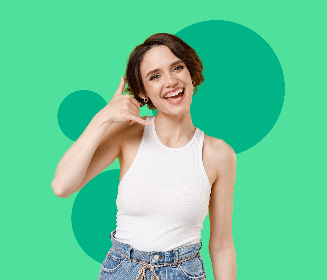 Mujer sonriente con camiseta blanca haciendo un gesto de llamada, fondo verde con círculos.