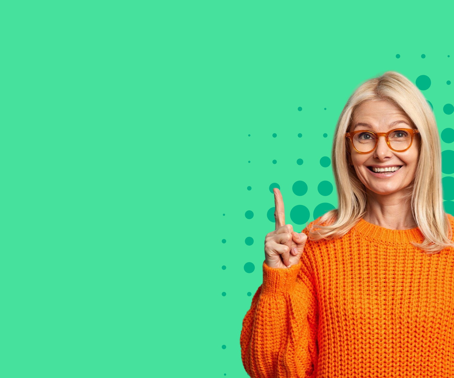 Mujer sonriente con suéter naranja y gafas, levantando un dedo sobre fondo verde con círculos.