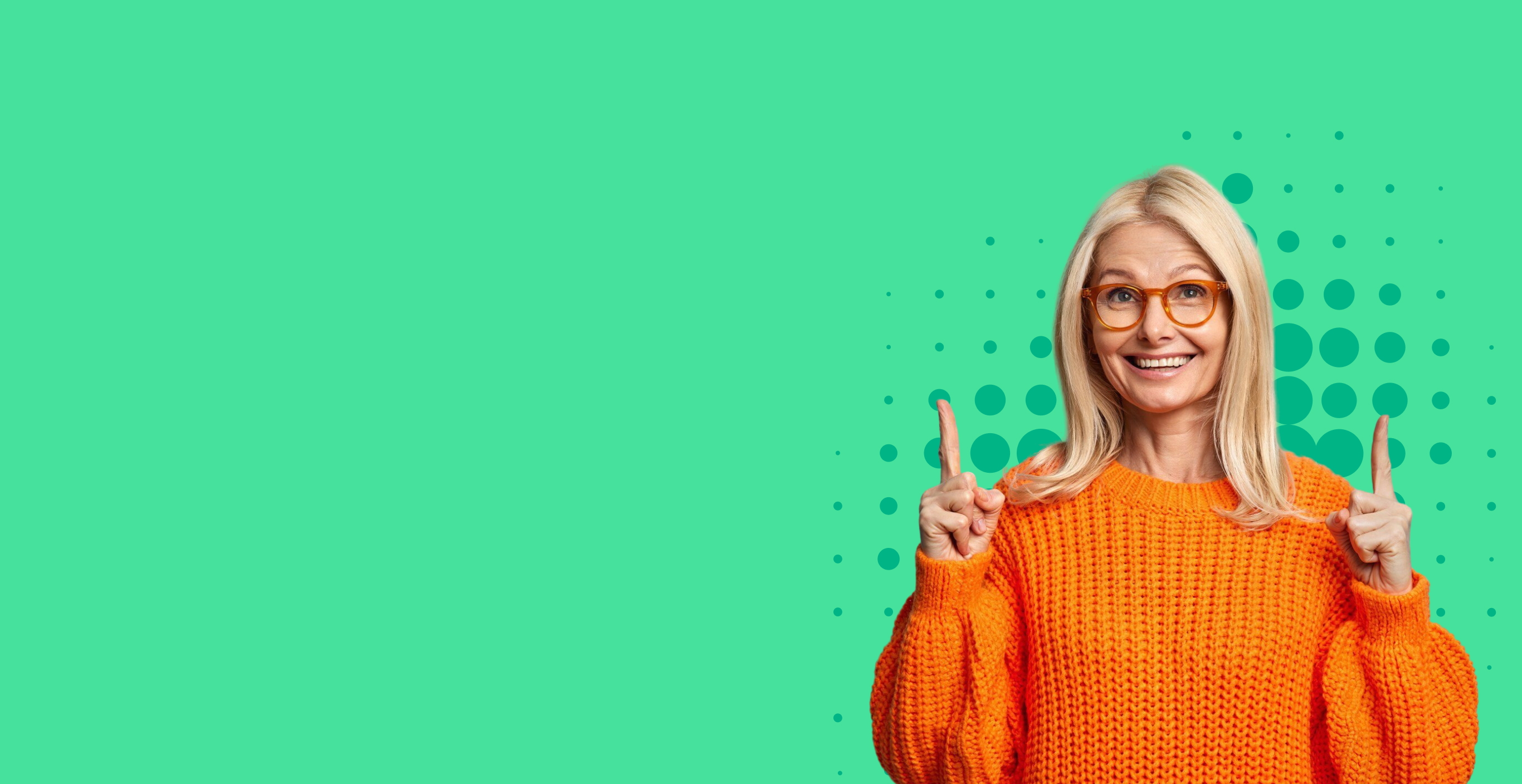 Mujer sonriente con suéter naranja y gafas, señalando hacia arriba sobre un fondo verde con puntos.
