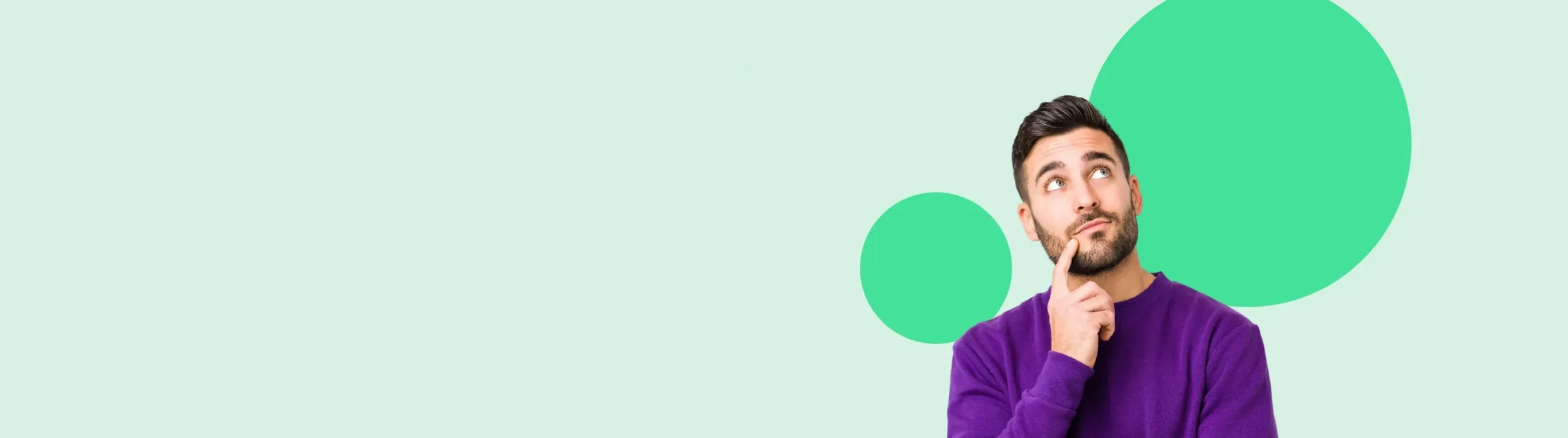 Hombre con suéter morado, mirando hacia arriba y pensando, con fondo verde claro y círculos verdes.