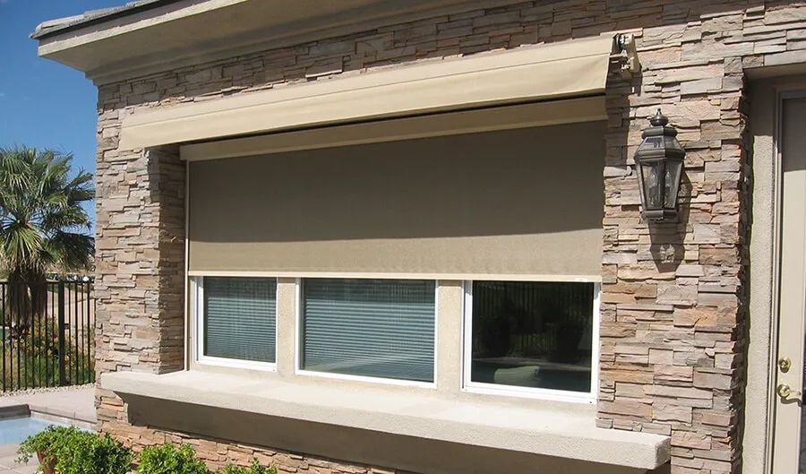 Exterior window with solar screen blind