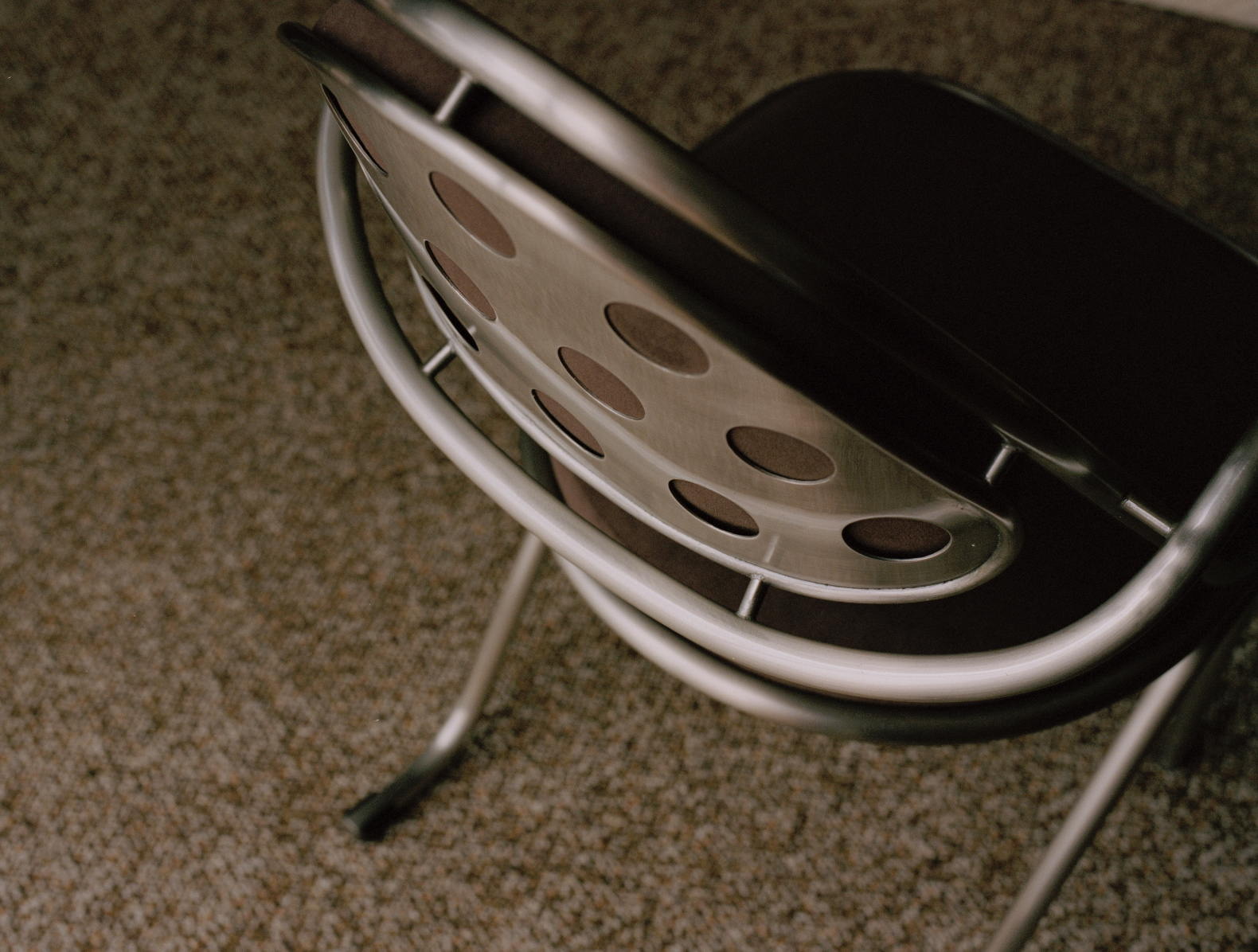 EDITORA is a furniture brand born from MAKE AND SEE, a Japanese firm renowned for designing and crafting furniture for world–class luxury hotels. Built on a foundation of rigorous quality and expertise, EDITORA operates under the concept of "Timeless Fusion." Rather than mere imitation, the brand reinterprets historical design philosophy through a modern lens. By focusing on the origin of form and adapting it to contemporary technology and materials, EDITORA creates furniture that truly lives in the present. Made in Japan through collaborations with master artisans, each piece is a new classic designed to bridge the past and the future.