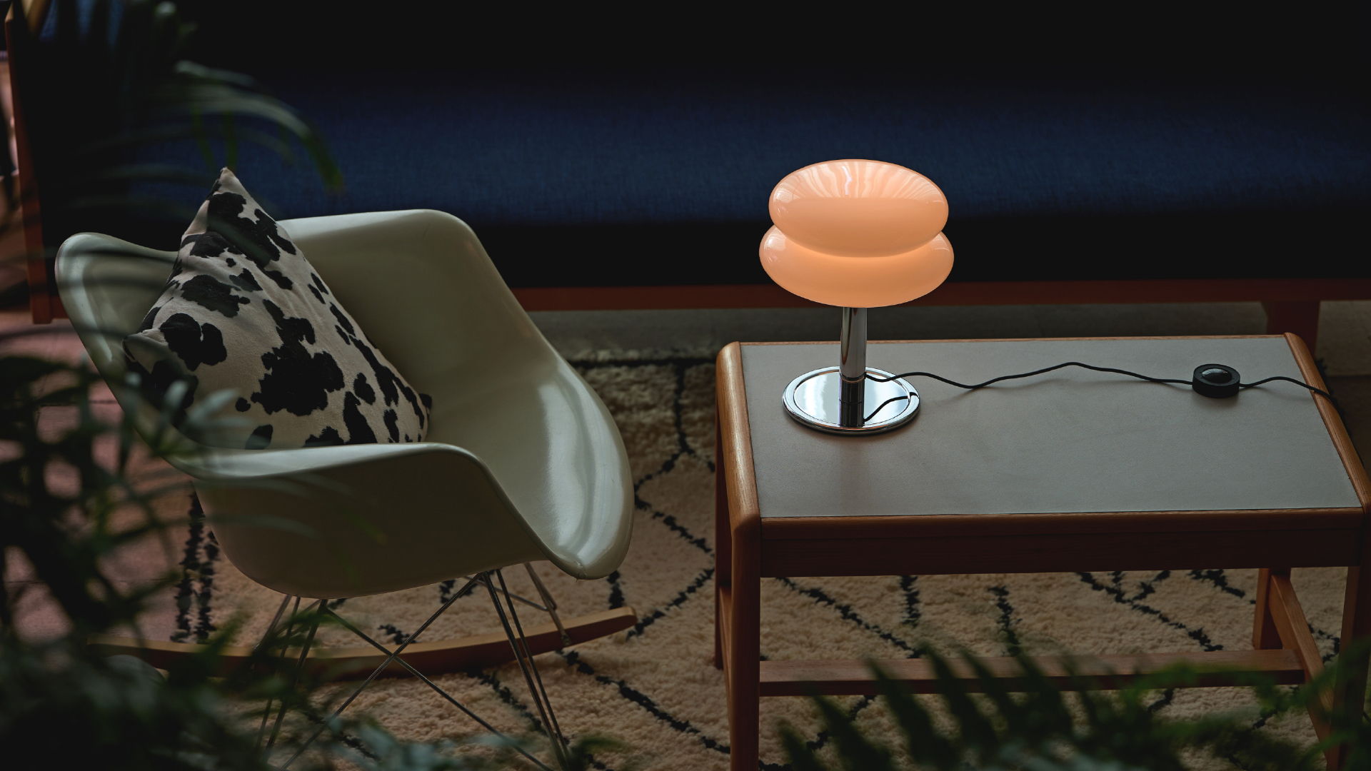 Founded in 1962 as a specialist in incandescent bulb production, ILKW by Ilkwang Lighting has built its lighting fixtures on decades of accumulated technology, experience, and craftsmanship. The brand’s latest lighting series is inspired by the architecture, design, and art of the 1960s—the era in which Ilkwang Lighting was founded.