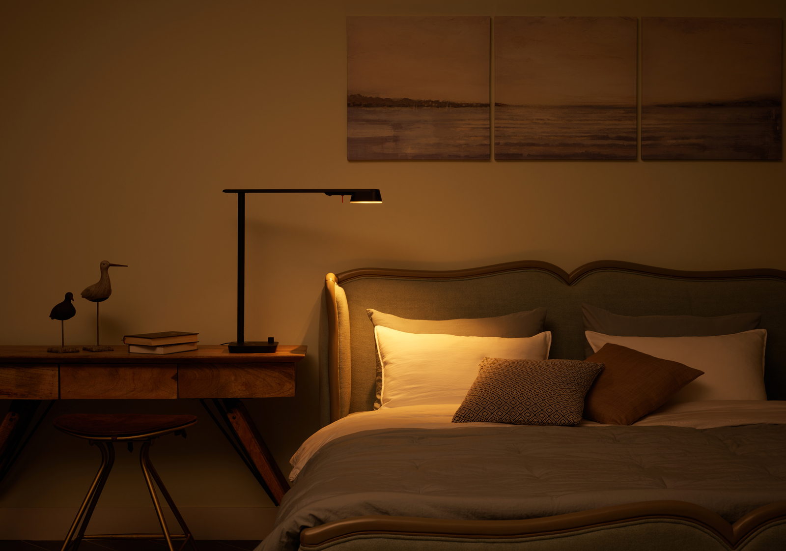 BAENUE is a luminaire brand created by BAELUX, a global LED light source expert and manufacturer. Built on BAELUX’s expertise in optical engineering, BAENUE develops patented technologies such as Dim2Amber™, enabling simple and intuitive control of light intensity and spectrum, transitioning smoothly between energising white and restorative amber. The brand believes that true satisfaction emerges when design and technology exist in harmony. This harmony allows lighting to move beyond visual expression and quietly serve people, supporting moments of focus and rest from the periphery. Every aspect of BAENUE’s design, both internal and external, is the result of overcoming numerous challenges to achieve visual calm and functional clarity.