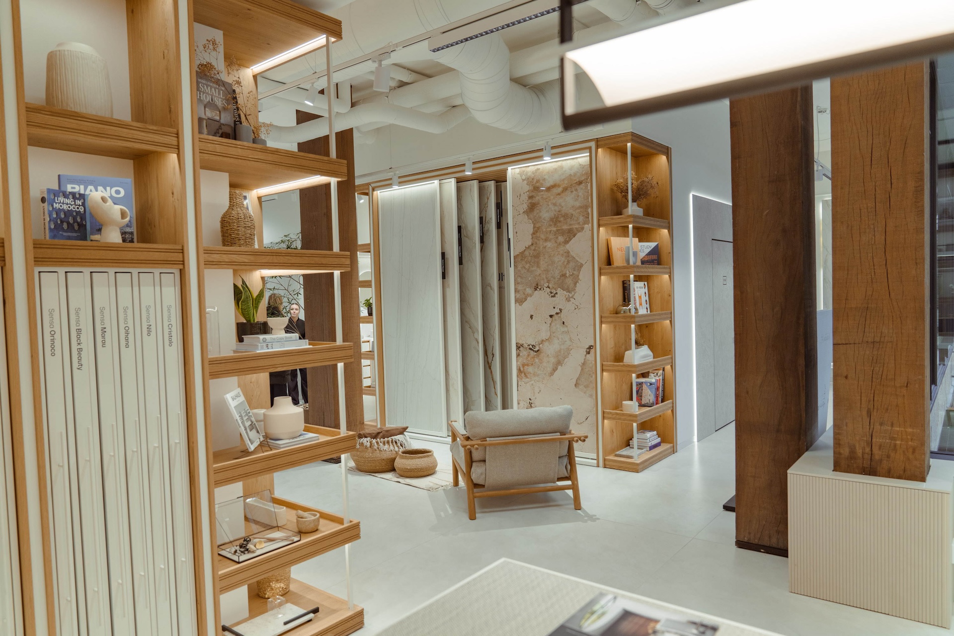 To inspire people through innovative and sustainable spaces. Cosentino is a global manufacturer of eco–friendly and technologically advanced surfaces for homes and public spaces. In the new Cosentino showroom at Kuglegaarden, the company presents versatile collections from the main brands, Dekton, Silestone, Sensa and Éclos.With inspiration from natural stone and craftsmanship, Cosentino seeks to inspire the creativity of architects and interior designers worldwide with carbon–neutral surfaces produced with natural minerals, reused materials, and renewable energy: technical, ultracompact stone and mineral hybrid surfaces for architectural facades, wall claddings, bathrooms, kitchen countertops, and interior design.