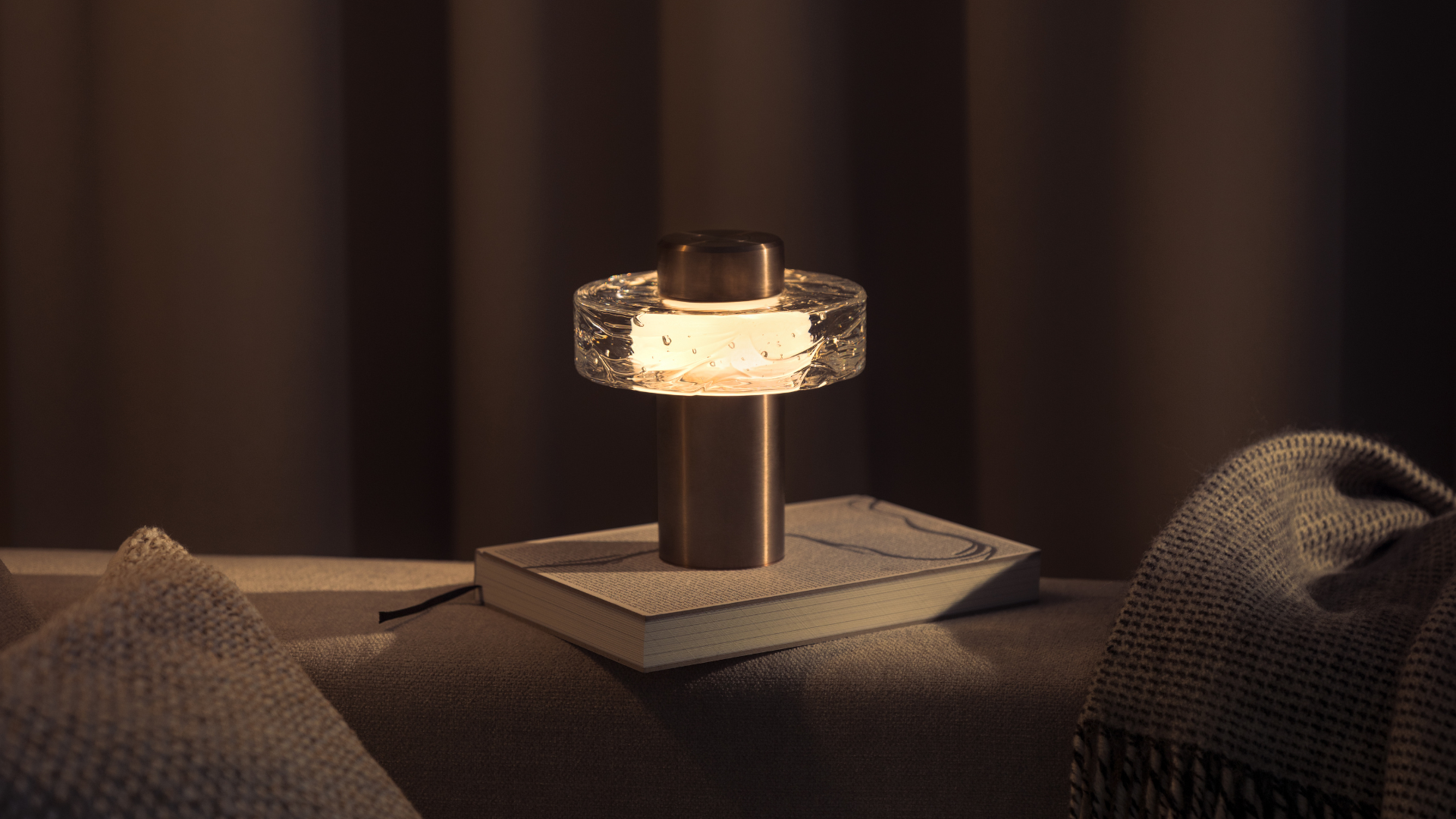 BOMMA is a progressive Czech glass company, manufacturing handcrafted sculptural lighting. Their products transform interiors, creating a distinct mood in each space—from eye–catching centrepieces and installations to soft ambient light. BOMMA’s glassworks foster traditional craft in a technologically–advanced facility, enabling the production of exceptionally demanding pieces. The brand is renowned for its signature designs, bringing a sense of grace and delight. This minimalist, yet daring, aesthetic is appreciated by international architects and interior designers and has quickly gained recognition within the design world.