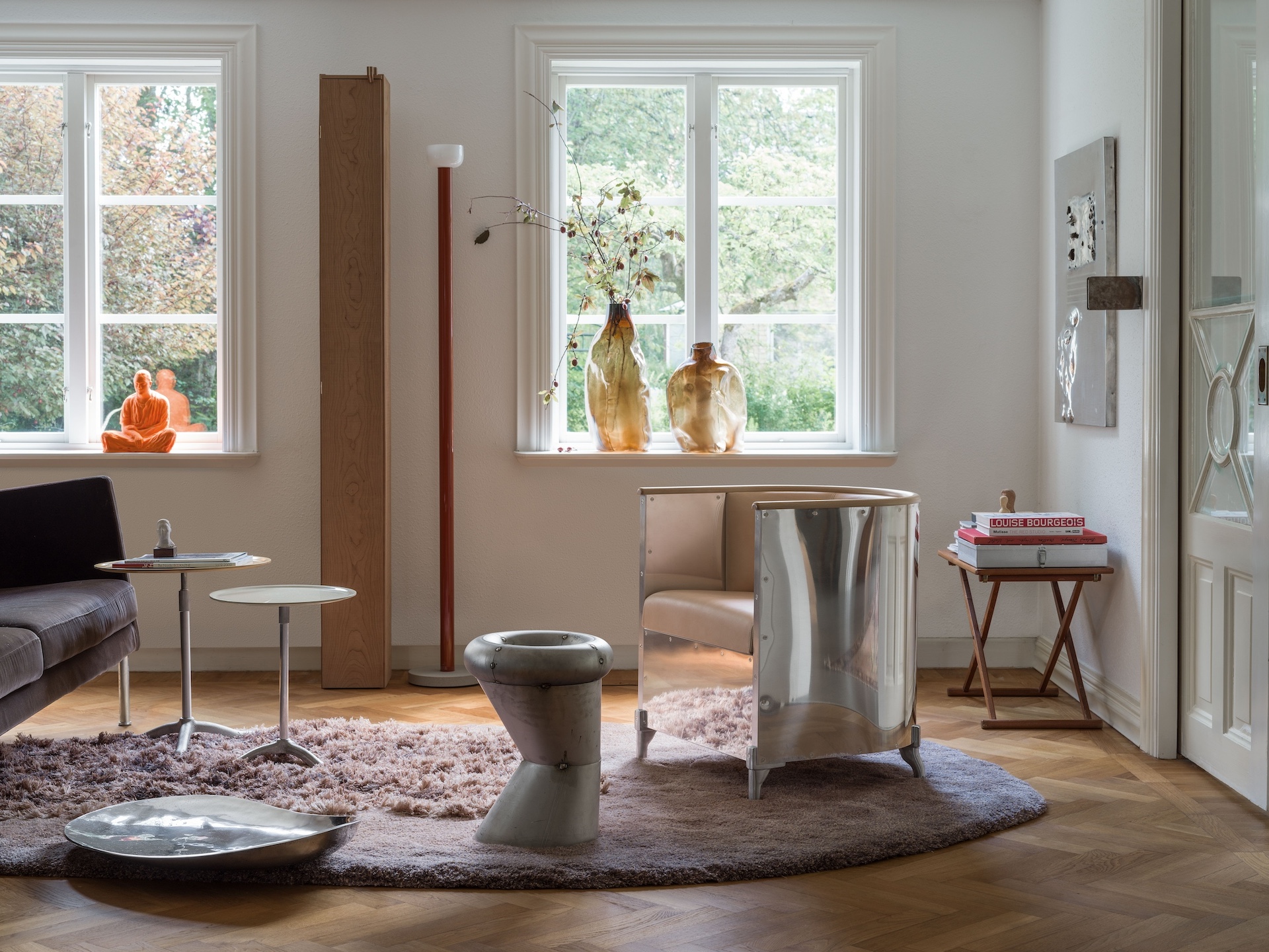 Furniture is understood as a concept with a will of its own, conveying a distinct expression. Källemo’s ambition is to create objects that endure over time— aesthetically, artistically, physically and metaphysically. As founder Sven Lundh once stated, “An object shall stand the wear of the eye,” recognising that visual endurance is the most demanding test. Källemo collaborates with designers and artists who value quality beyond trends, while possessing the ability to surprise, challenge and contribute strong personal expressions. The brand places equal trust in the precision of cutting–edge technology and in the hand that adds the final, personal and almost magical touch.