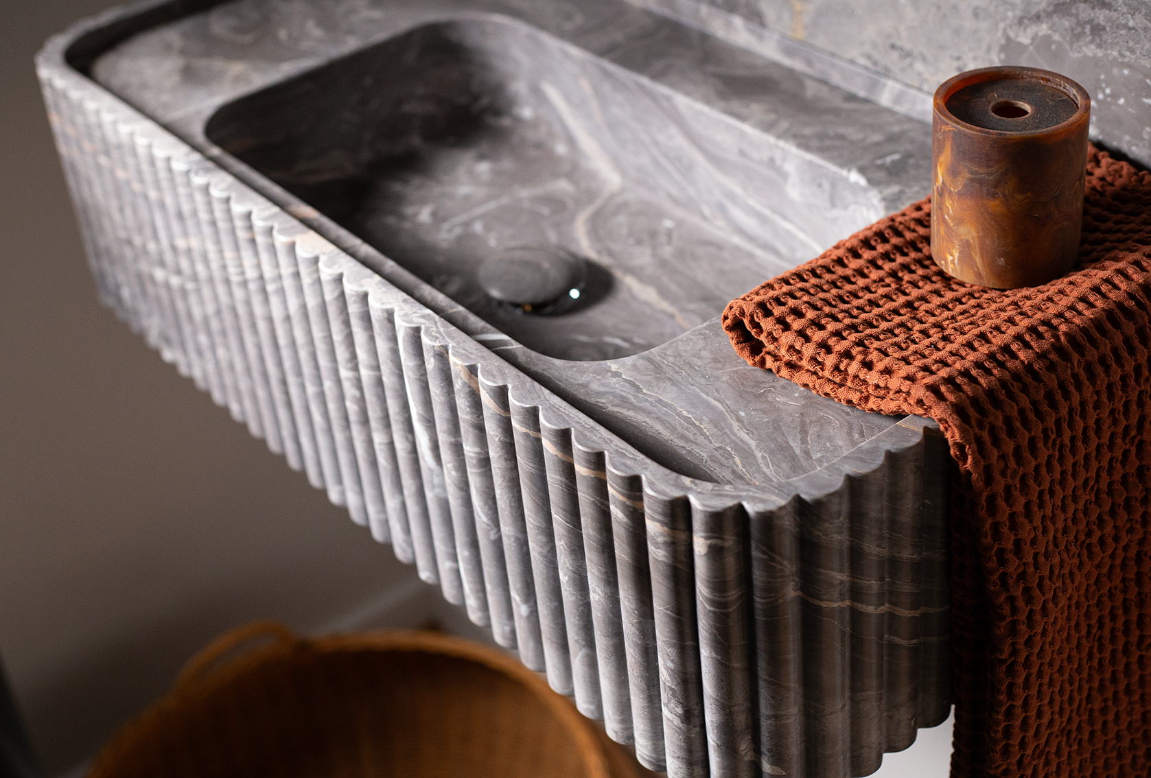 NORDST – Nordic Style, established in 2016 in Copenhagen, expresses a profound admiration for the Danish Design tradition. Over the years, it has operated as an OEM manufacturer for numerous leading furniture brands and continues to do so. The recent physical inauguration of its showroom on Grønningen in Central Copenhagen provides an excellent opportunity to introduce our their designs, grounded in its core principles. At NORDST, every design is seen as a challenge to be overcome through resilience and innovation. The company maintains its own production facilities in both Asia and Europe, ensuring that all designs are developed in-house without compromising quality.The primary material used in designs is natural stones in all shapes.