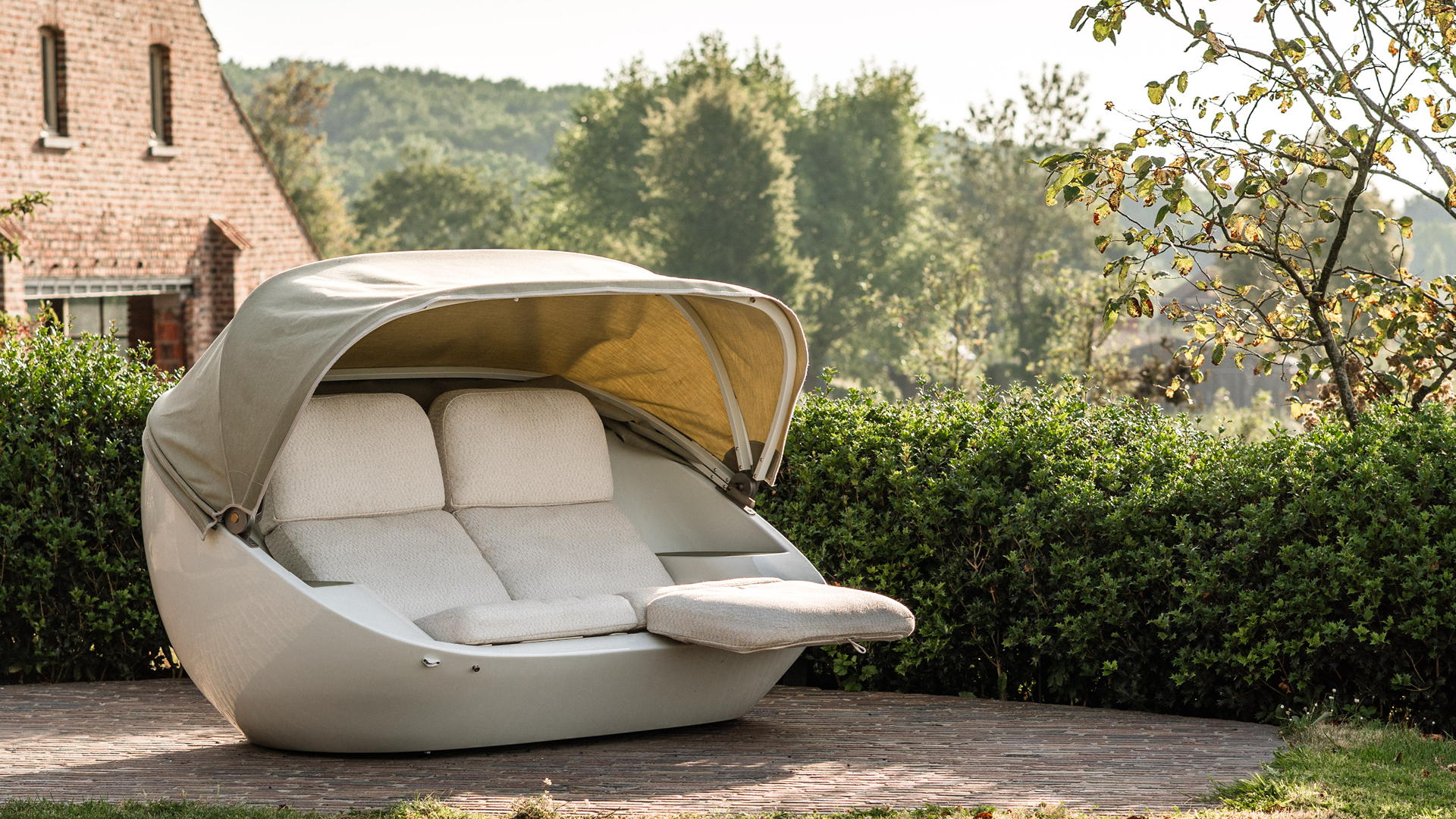 Extremis is a Belgian design brand that creates “tools for togetherness.” Founded in 1994 by designer Dirk Wynants, the company develops innovative furniture that supports human interaction and brings people together. Extremis starts from behaviour rather than form, designing functional solutions that reduce friction and make shared moments effortless. The result is a collection of intelligent, versatile designs for outdoor and indoor spaces. Developed and engineered in Belgium, Extremis products combine necessity, durability and timeless design, creating long–lasting solutions for homes, workplaces and public spaces worldwide.